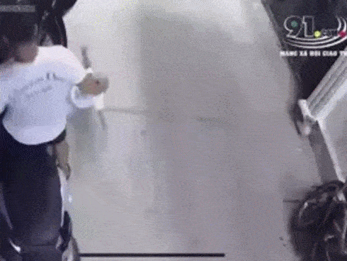 Sơ ý để trẻ vặn tay ga, xe máy mất kiểm soát lao vào xe tải-1