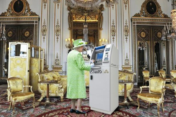 Tiết lộ mới gây choáng: Cây rút tiền ATM độc nhất vô nhị của Nữ hoàng Anh được cất giấu ngay trong Cung điện-1