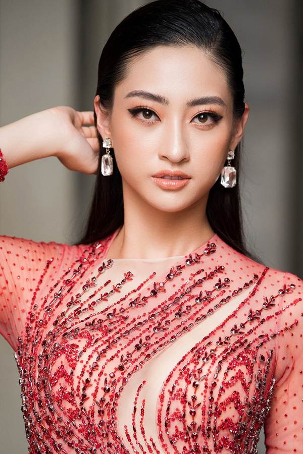 Hoa hậu Lương Thuỳ Linh diện váy xuyên thấu gợi cảm, tự tin đọ sắc các đàn chị-2