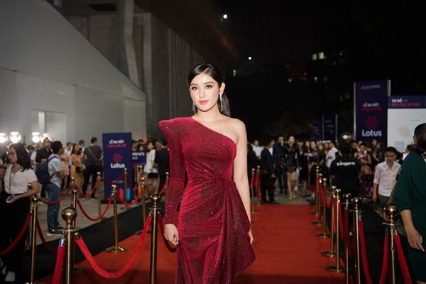 Hoa hậu Lương Thuỳ Linh diện váy xuyên thấu gợi cảm, tự tin đọ sắc các đàn chị-7