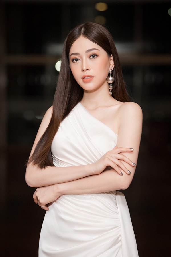 Hoa hậu Lương Thuỳ Linh diện váy xuyên thấu gợi cảm, tự tin đọ sắc các đàn chị-11