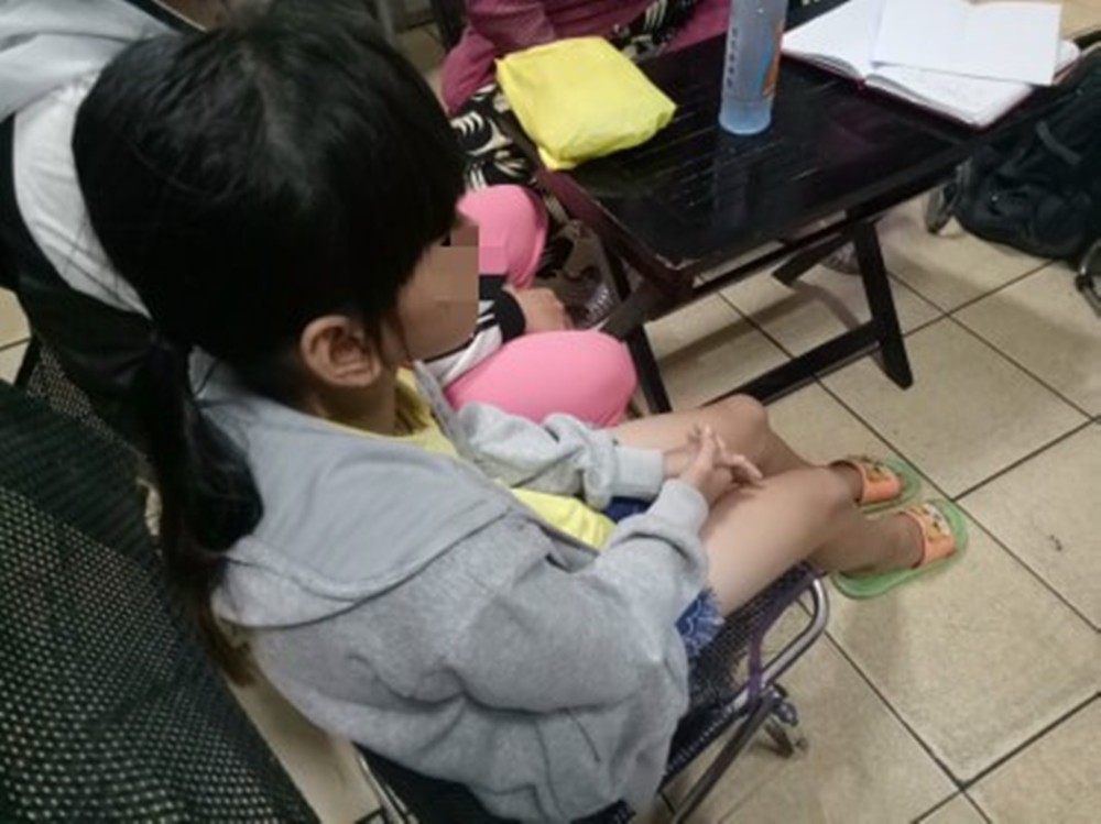 Mẹ của bé gái 10 tuổi nghi bị hiếp dâm tập thể: Nó dẫn con tôi qua nhà trọ cùng với 3 đứa khác rồi thay phiên nhau làm bậy-1