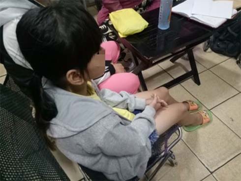 Mẹ bé gái nghi bị 4 kẻ xâm hại: Chúng dọa nếu con bé mách tôi sẽ bị cắt cổ-5