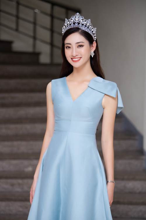 Trang điểm phủ sương sành điệu, ai ngờ Thùy Linh lại bị đèn flash hại đến bóng nhẫy gương mặt-1