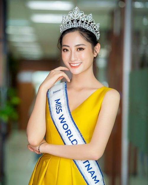 Trang điểm phủ sương sành điệu, ai ngờ Thùy Linh lại bị đèn flash hại đến bóng nhẫy gương mặt-2