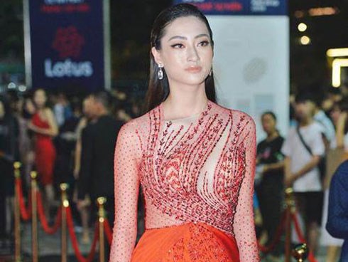 Trang điểm phủ sương sành điệu, ai ngờ Thùy Linh lại bị đèn flash hại đến bóng nhẫy gương mặt