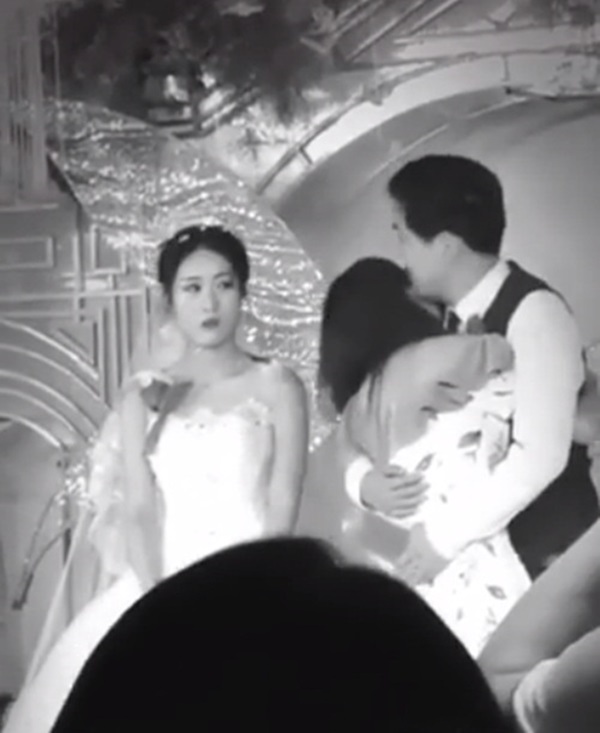 Bạn gái cũ lên sân khấu ôm hôn chú rể trong đám cưới, cô dâu bất lực đứng nhìn-2