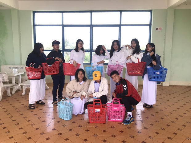 Lầy lội mang làn đi chợ của mẹ đến trường thay vì ba lô, nhóm học sinh nhận bão like cùng vô vàn lời khen của dân mạng-2