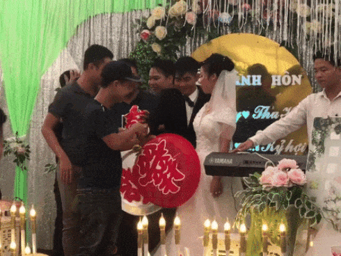 Hội bạn thân ế vợ lâu năm trao túi quà đặc biệt cho cô dâu chú rể trong ngày cưới khiến cặp đôi miệng cười không ngớt-2
