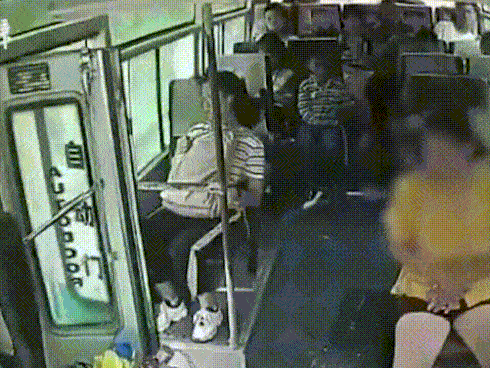 Xe khách đang chạy nhưng không đóng cửa, nữ hành khách bất ngờ nhảy xuống thiệt mạng tại chỗ, dân mạng hoang mang không hiểu lý do-1