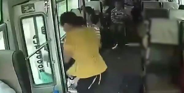 Xe khách đang chạy nhưng không đóng cửa, nữ hành khách bất ngờ nhảy xuống thiệt mạng tại chỗ, dân mạng hoang mang không hiểu lý do-2