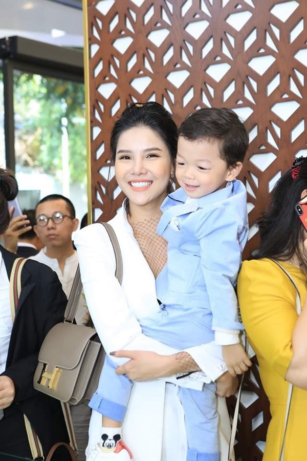 Kỳ Hân bất ngờ tiết lộ đưa con trai sang Czech định cư với gia đình chồng-3