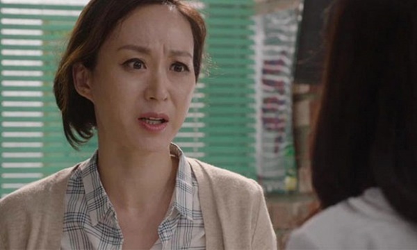 Chồng đòi ly hôn vì vợ mãi không đẻ được, mẹ chồng ngoài mặt vào hùa với con trai nhưng lại lén lút đưa con dâu 500 triệu rồi tiết lộ bí mật chôn giấu-2