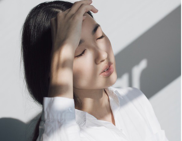 Người giúp việc bỗng dưng ăn mặc mát mẻ, còn liên tục xung phong đem đồ đến cơ quan cho chú chủ nhà, tôi theo dõi rồi ngã ngửa trước cảnh tượng khó xử-1