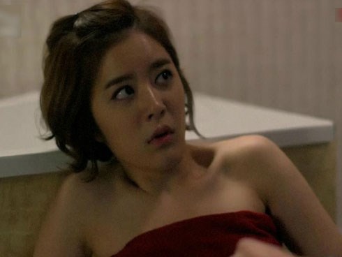 Người giúp việc bỗng dưng ăn mặc mát mẻ, còn liên tục xung phong đem đồ đến cơ quan cho 