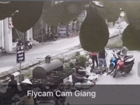 Tàu hỏa sắp đến nhưng vẫn cố lao qua đường ray, người đàn ông thoát chết theo cách bất ngờ