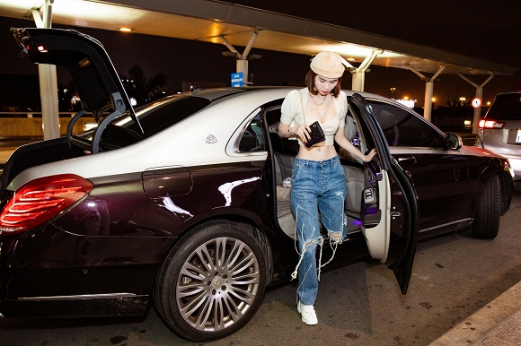 Vừa kết thúc ồn ào với Vũ Thu Phương, Ngọc Trinh đã gây bấn loạn với vòng eo 56 tại sân bay-1