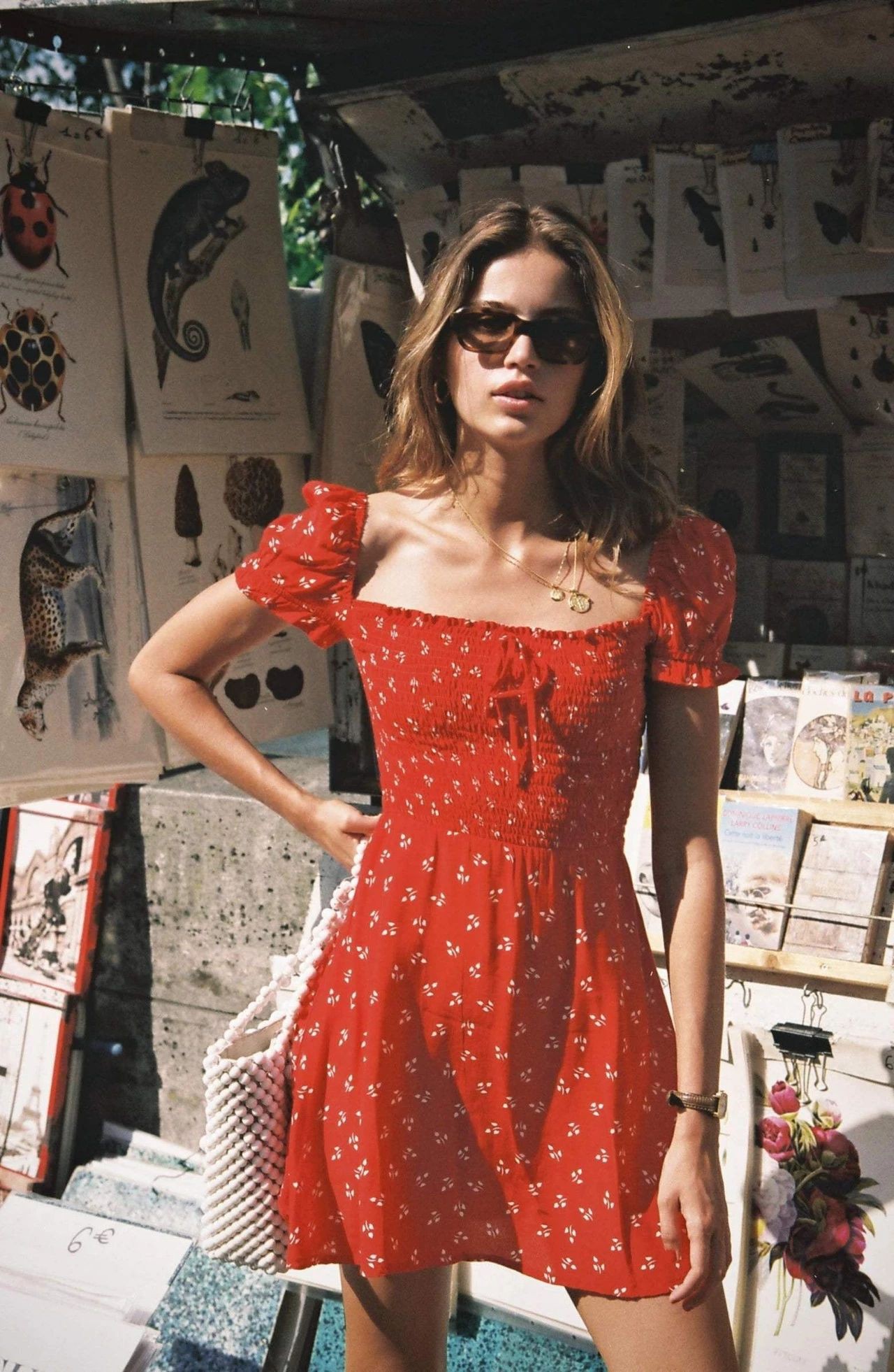 Diện đồ bình dân mà vẫn đẳng cấp, đó là vì phụ nữ Pháp luôn ưu tiên cho những item có họa tiết và chất liệu này-3