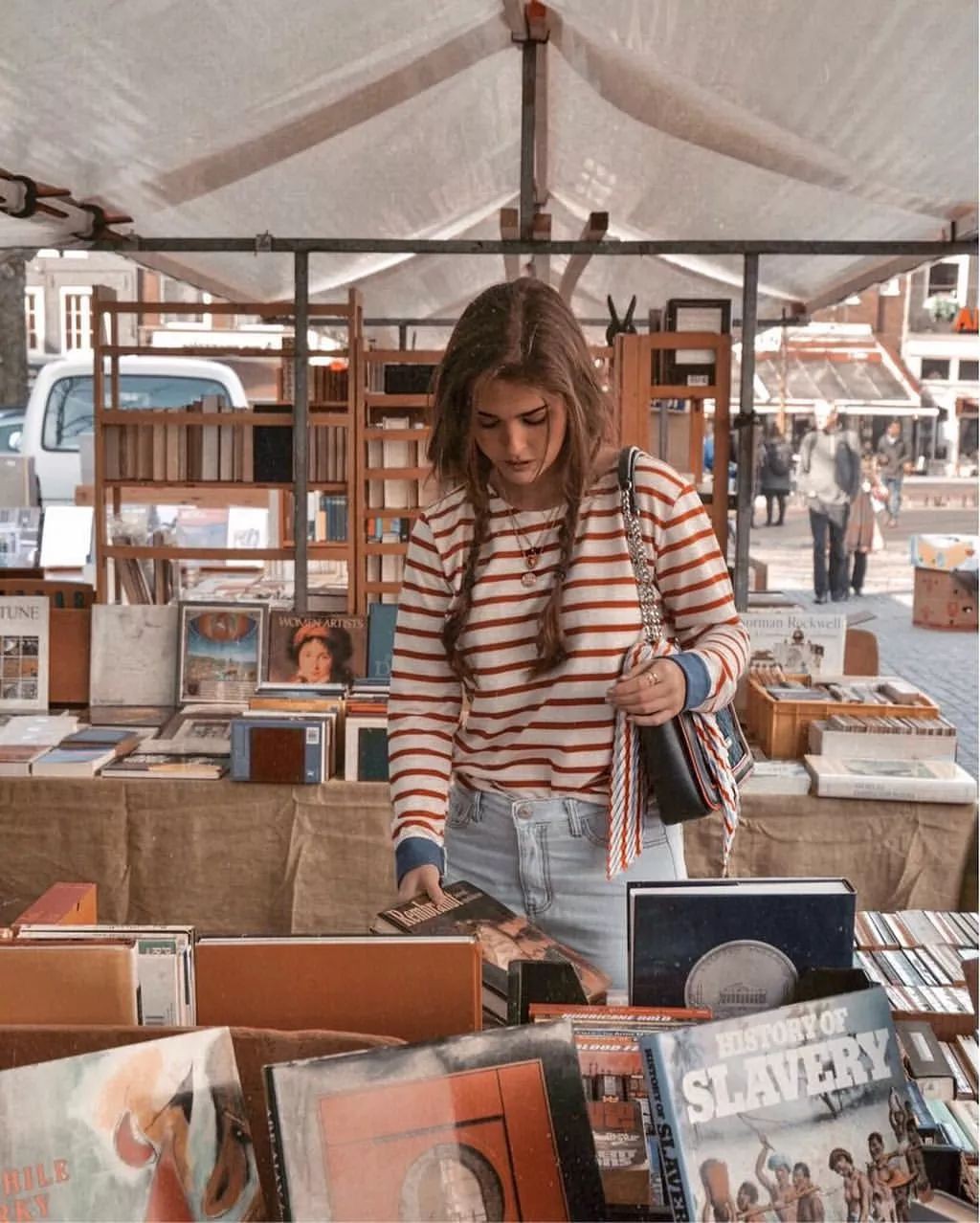 Diện đồ bình dân mà vẫn đẳng cấp, đó là vì phụ nữ Pháp luôn ưu tiên cho những item có họa tiết và chất liệu này-7