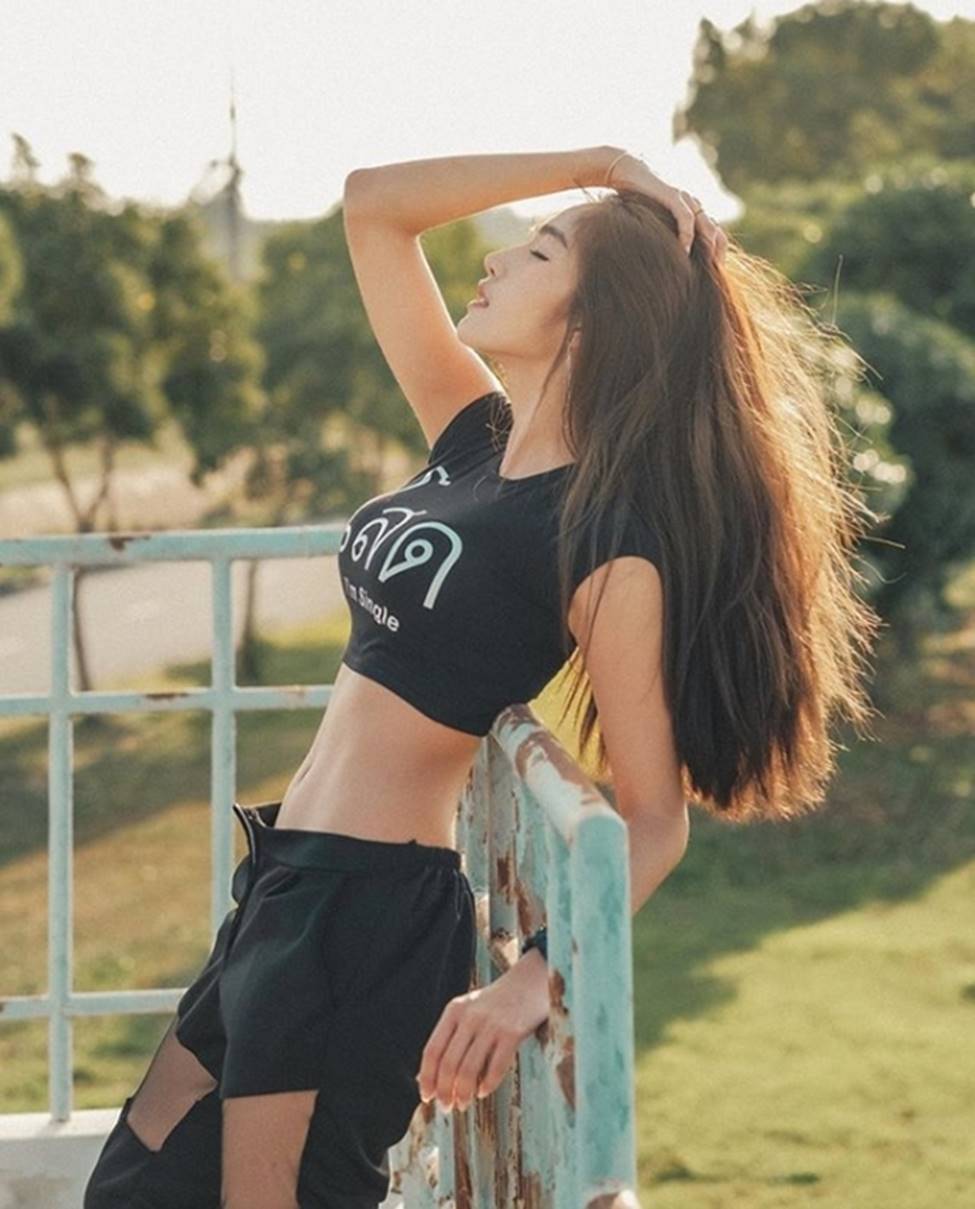 Dân Thái phát cuồng với vòng 2 phẳng lì, chắc như đá của cô gái xinh đẹp này-3