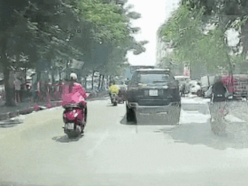 Clip: Vượt ẩu, xe con bị container húc bay lên dải phân cách-1