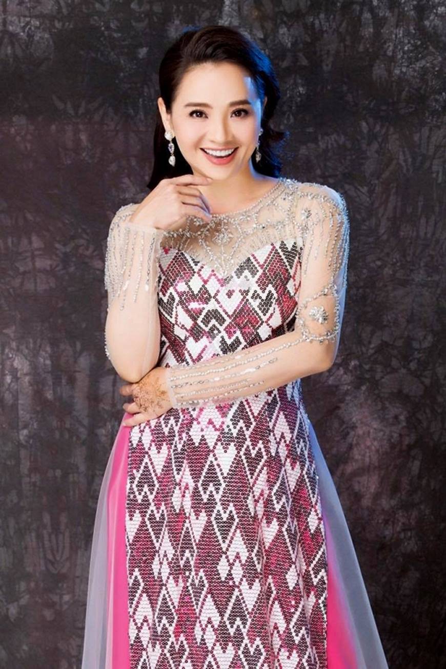 Bà mẹ đẫm nước mắt Hoài An ấn tượng với vẻ ngoài trẻ trung lấn át cả thiếu nữ khi diện áo dái thướt tha-4