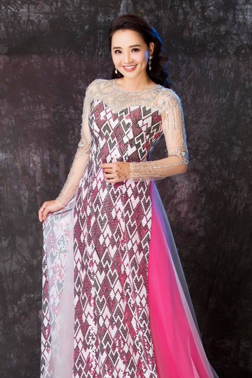 Bà mẹ đẫm nước mắt Hoài An ấn tượng với vẻ ngoài trẻ trung lấn át cả thiếu nữ khi diện áo dái thướt tha-6