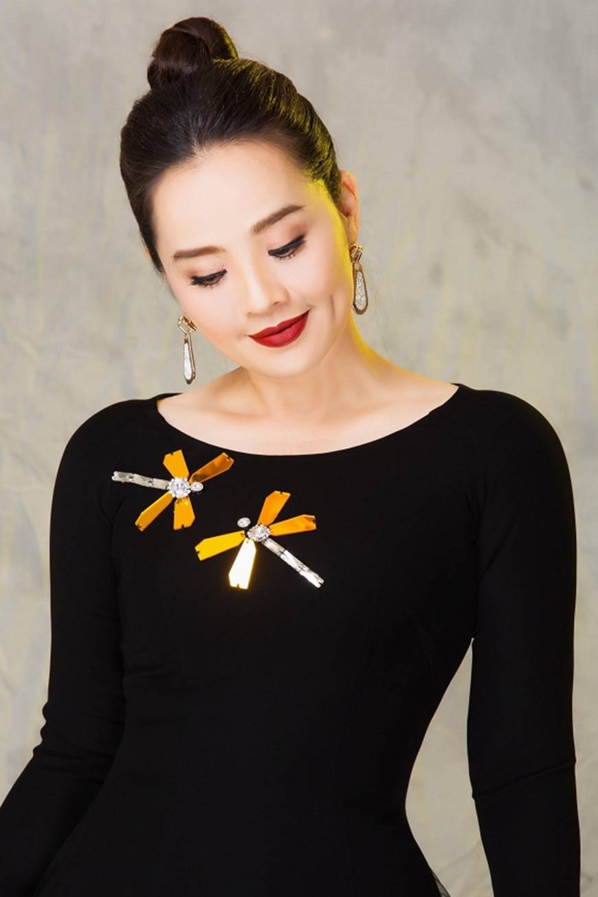 Bà mẹ đẫm nước mắt Hoài An ấn tượng với vẻ ngoài trẻ trung lấn át cả thiếu nữ khi diện áo dái thướt tha-8