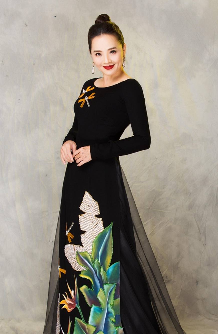 Bà mẹ đẫm nước mắt Hoài An ấn tượng với vẻ ngoài trẻ trung lấn át cả thiếu nữ khi diện áo dái thướt tha-9