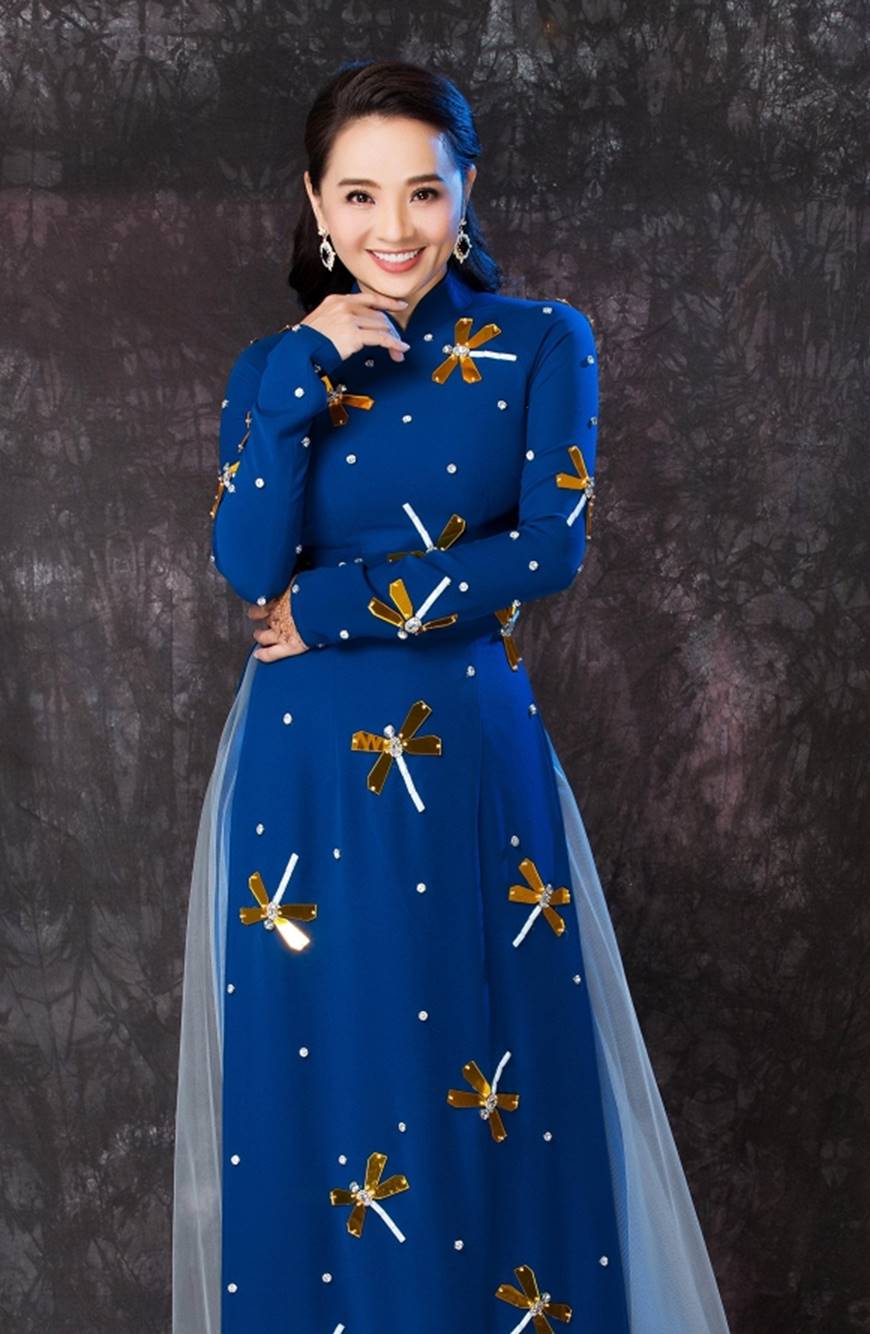 Bà mẹ đẫm nước mắt Hoài An ấn tượng với vẻ ngoài trẻ trung lấn át cả thiếu nữ khi diện áo dái thướt tha-12