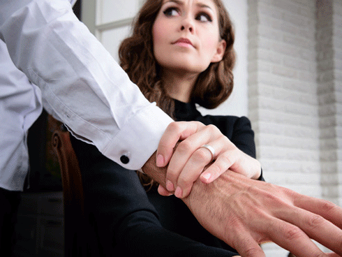 Lần đầu tiên đến công ty tôi đã bị ánh mắt chăm chú của sếp... và nhanh chóng được cất nhắc với lý do bất ngờ-2