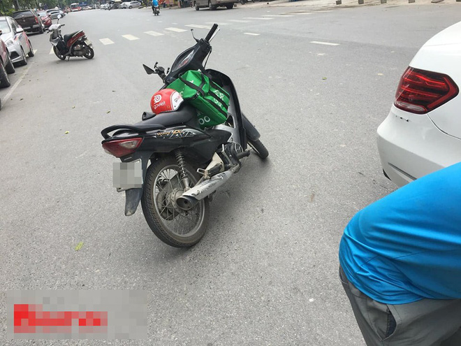 Xe ôm đâm toác gương Mercedes: Hai bên cười lớn nhưng tài xế Grab méo mặt vào phút chót-1