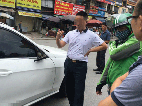 Ô tô 7 chỗ dừng bên góc đường, mở cửa để tài xế xe ôm kịp ngồi trú mưa khiến nhiều người cảm thấy ấm lòng-3