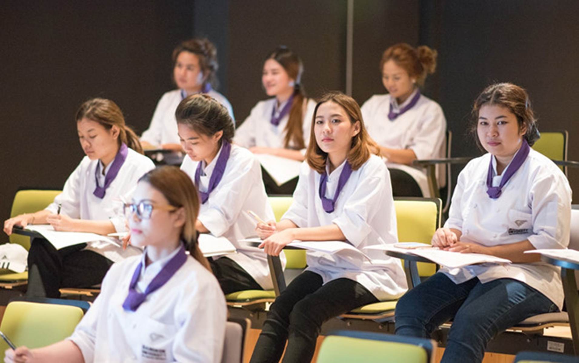 Đại học ở Thái Lan có đồng phục đầu bếp, bartender cho sinh viên-3