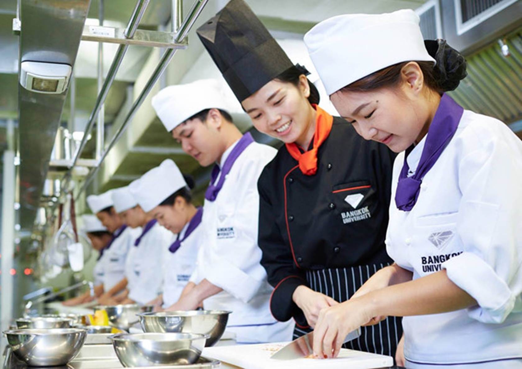 Đại học ở Thái Lan có đồng phục đầu bếp, bartender cho sinh viên-6