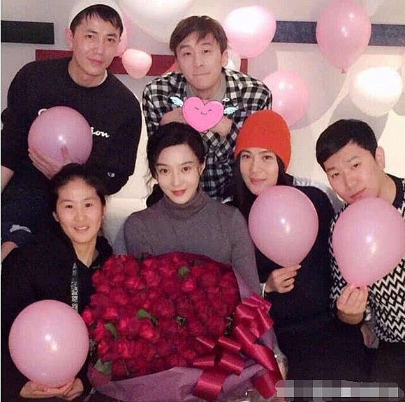 Vắng Lý Thần, sinh nhật tuổi 38 của Phạm Băng Băng vẫn ngập tràn đồ hiệu-12