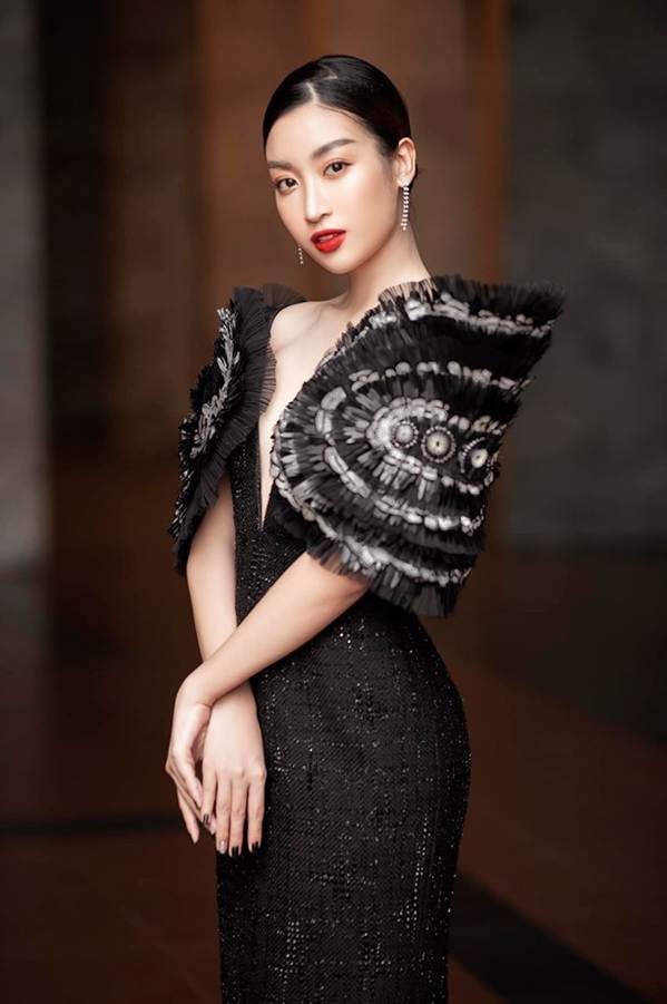 Tiểu Vy đăng ảnh gợi cảm, Mai Phương Thuý trầm trồ: Hoa hậu đẹp nhất đây rồi!-12