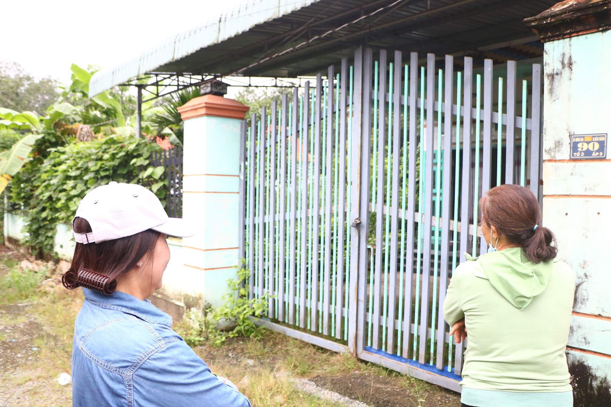 Đang thực nghiệm hiện trường vụ 2 xác người bị đổ bê tông trong thùng phuy ở Bình Dương-2