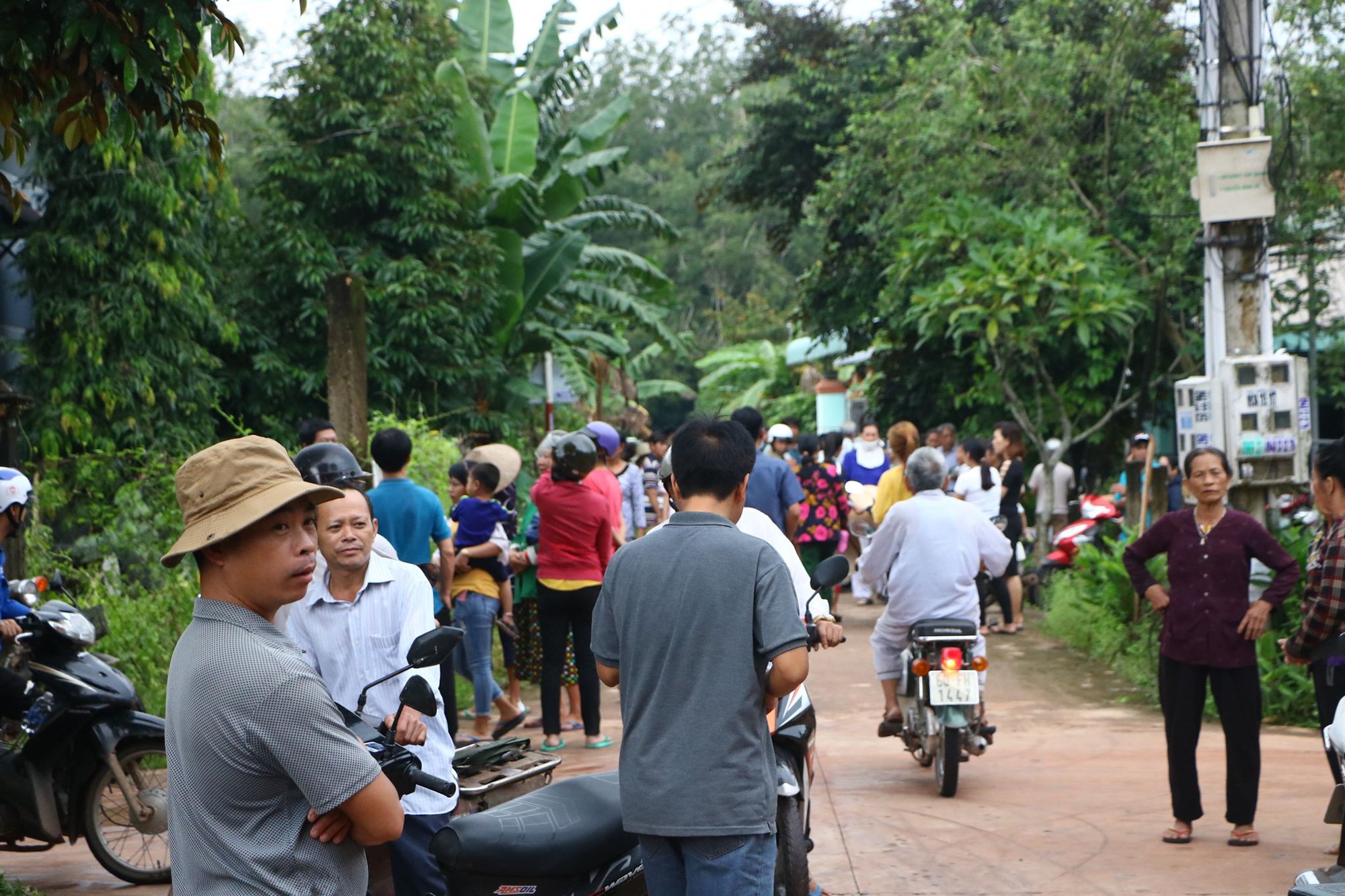 Đang thực nghiệm hiện trường vụ 2 xác người bị đổ bê tông trong thùng phuy ở Bình Dương-3