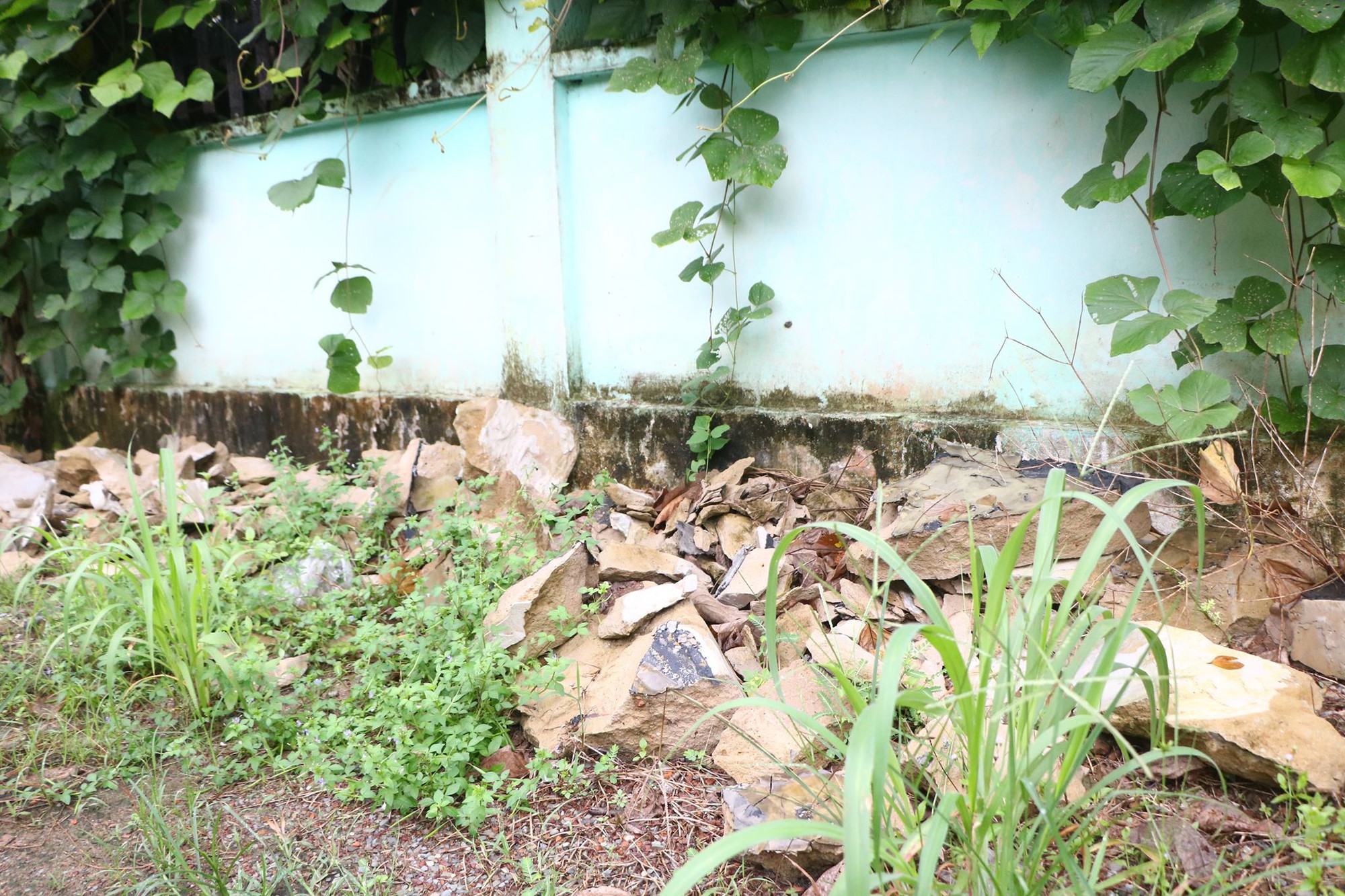 Đang thực nghiệm hiện trường vụ 2 xác người bị đổ bê tông trong thùng phuy ở Bình Dương-5