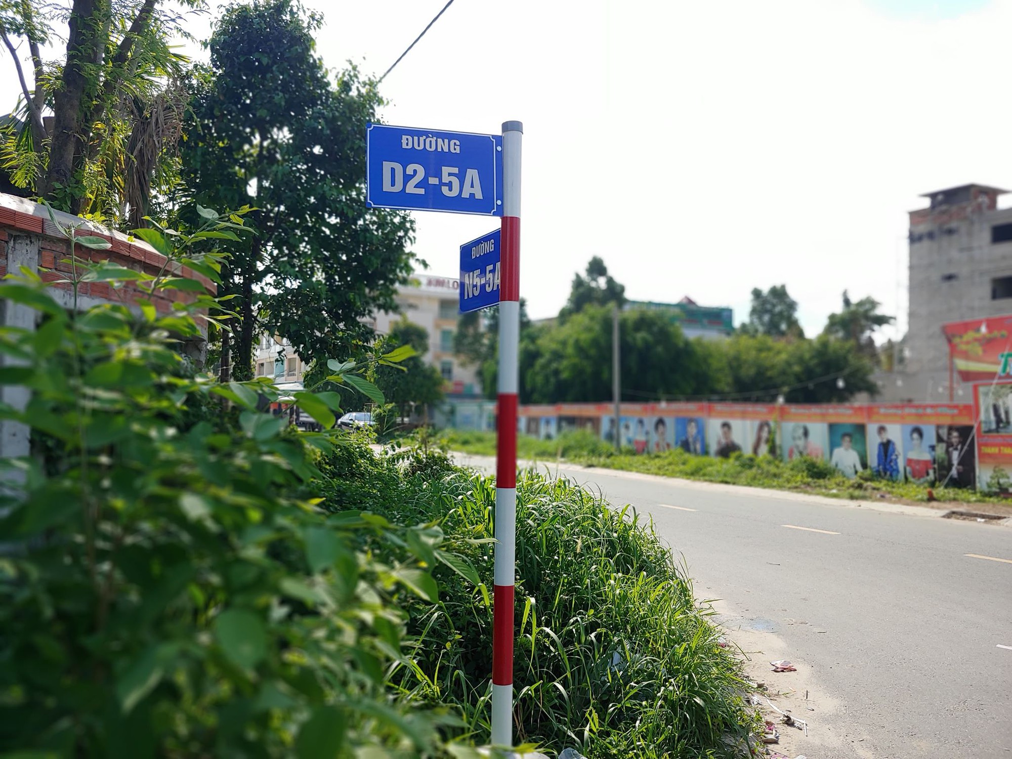 Đang thực nghiệm hiện trường vụ 2 xác người bị đổ bê tông trong thùng phuy ở Bình Dương-6