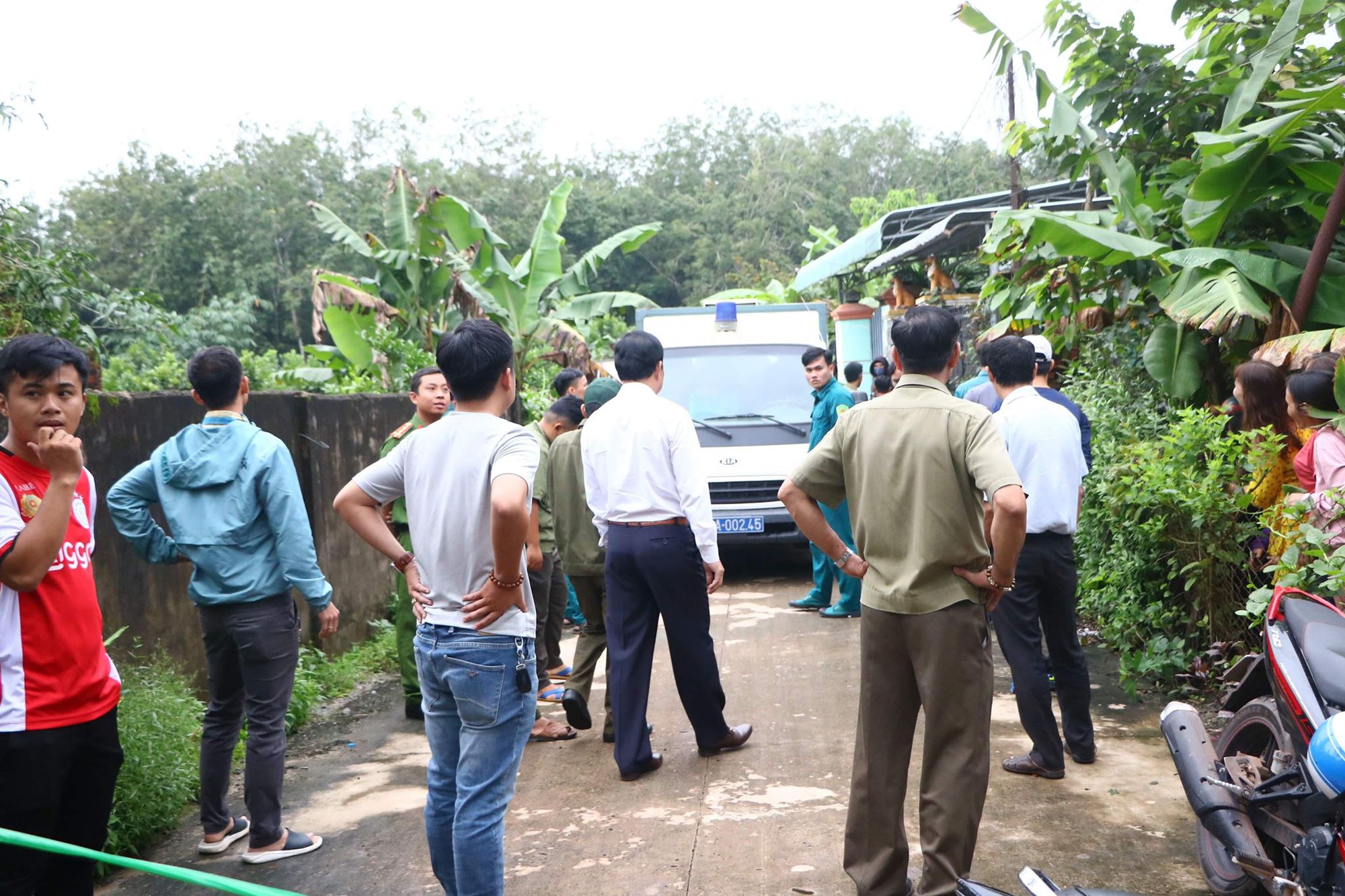 Đang thực nghiệm hiện trường vụ 2 xác người bị đổ bê tông trong thùng phuy ở Bình Dương-8