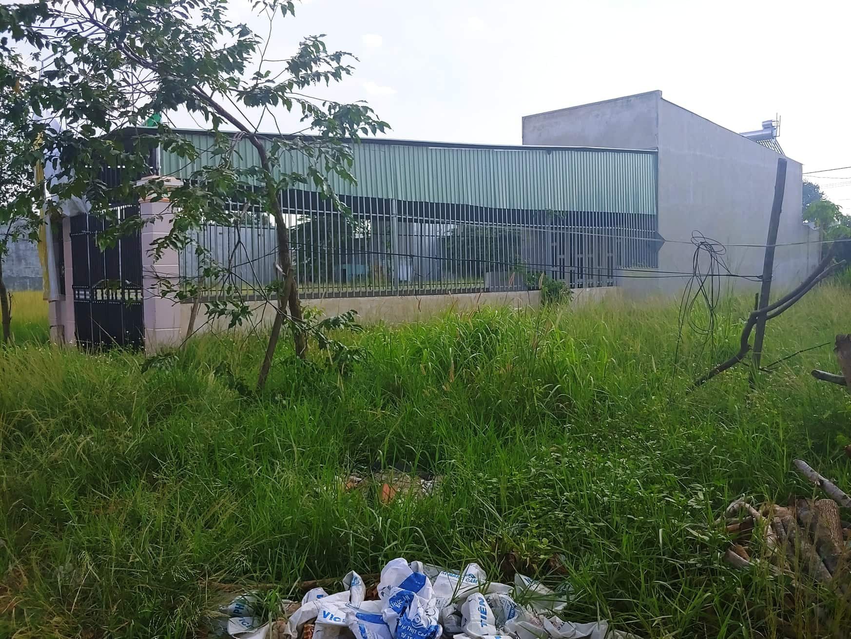 Đang thực nghiệm hiện trường vụ 2 xác người bị đổ bê tông trong thùng phuy ở Bình Dương-9