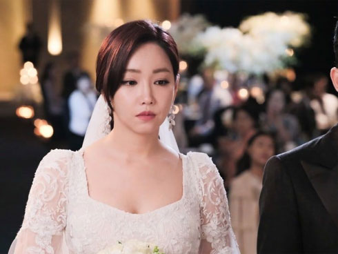 Đồng nghiệp xin tới nhà ngủ nhờ 1 đêm, tôi bàng hoàng nghe tiếng lạ dưới gối-3