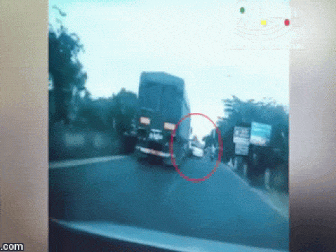 Clip: Vượt ẩu, xe con bị container húc bay lên dải phân cách