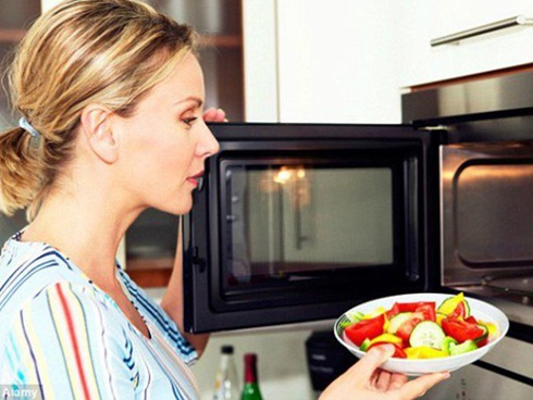 Cắt nửa quả chanh bỏ vào lò vi sóng, mỡ cục đóng cả năm cũng bay nhanh sau 5 phút-6