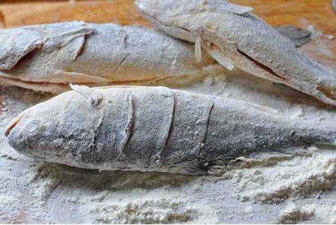 Rán cá suốt ngày bị nát, học ngay 5 mẹo này để cá luôn vàng giòn không sát chảo-3