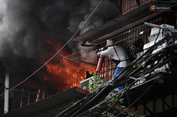 Hà Nội: Cháy lớn tại khu tập thể Kim Liên, người dân khóc nghẹn vì ngọn lửa bao trùm kinh hoàng-1