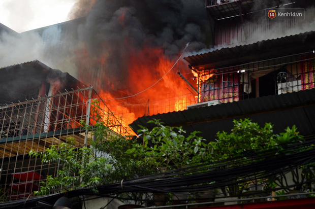 Hà Nội: Cháy lớn tại khu tập thể Kim Liên, người dân khóc nghẹn vì ngọn lửa bao trùm kinh hoàng-3