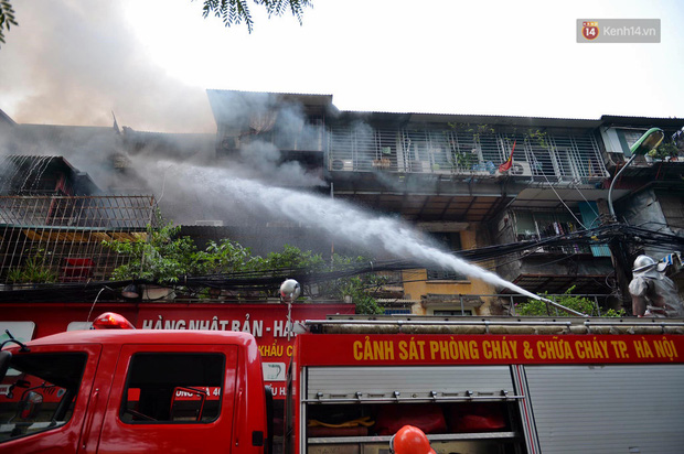 Hà Nội: Cháy lớn tại khu tập thể Kim Liên, người dân khóc nghẹn vì ngọn lửa bao trùm kinh hoàng-7